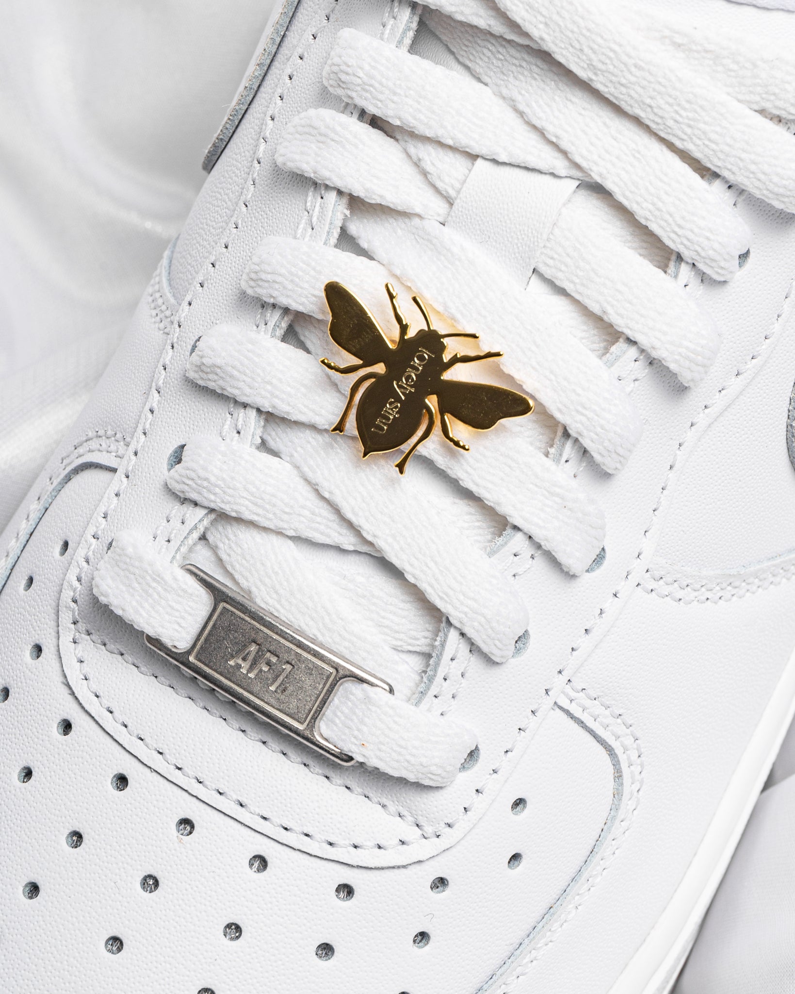 Bee Shoe Pendant Gold
