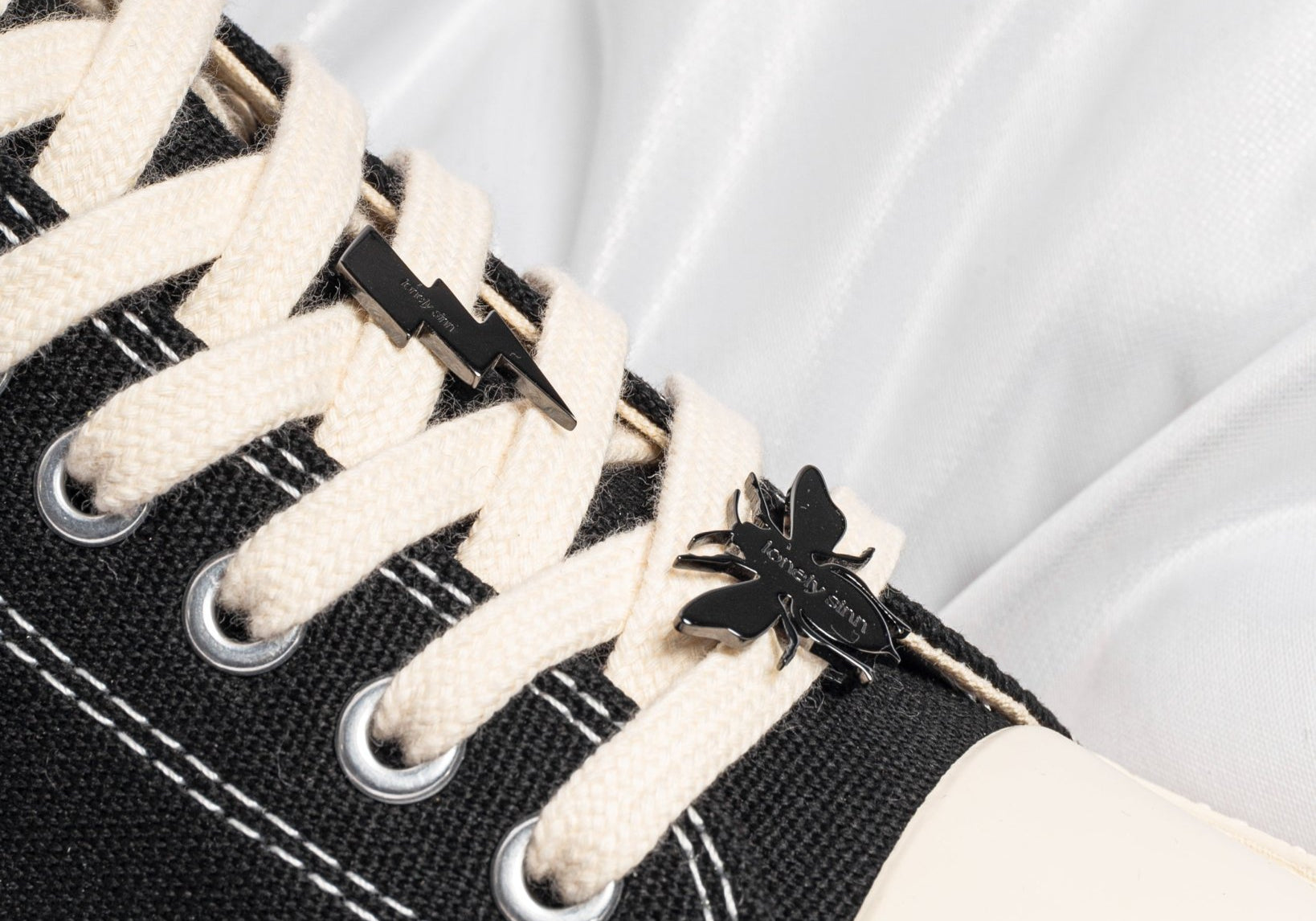 Bee Shoe Pendant Black - LIKELIHOOD