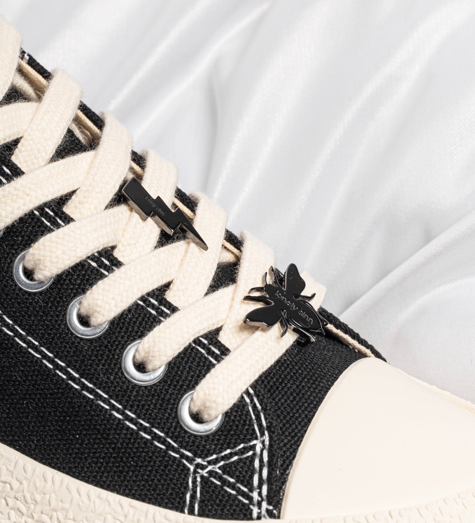 Bee Shoe Pendant Black - LIKELIHOOD