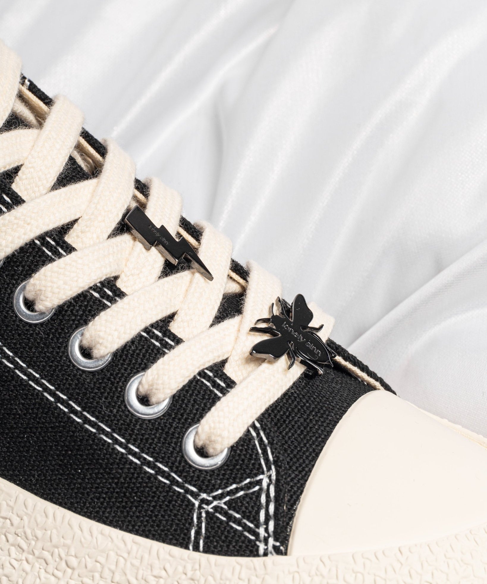 Bee Shoe Pendant Black - LIKELIHOOD