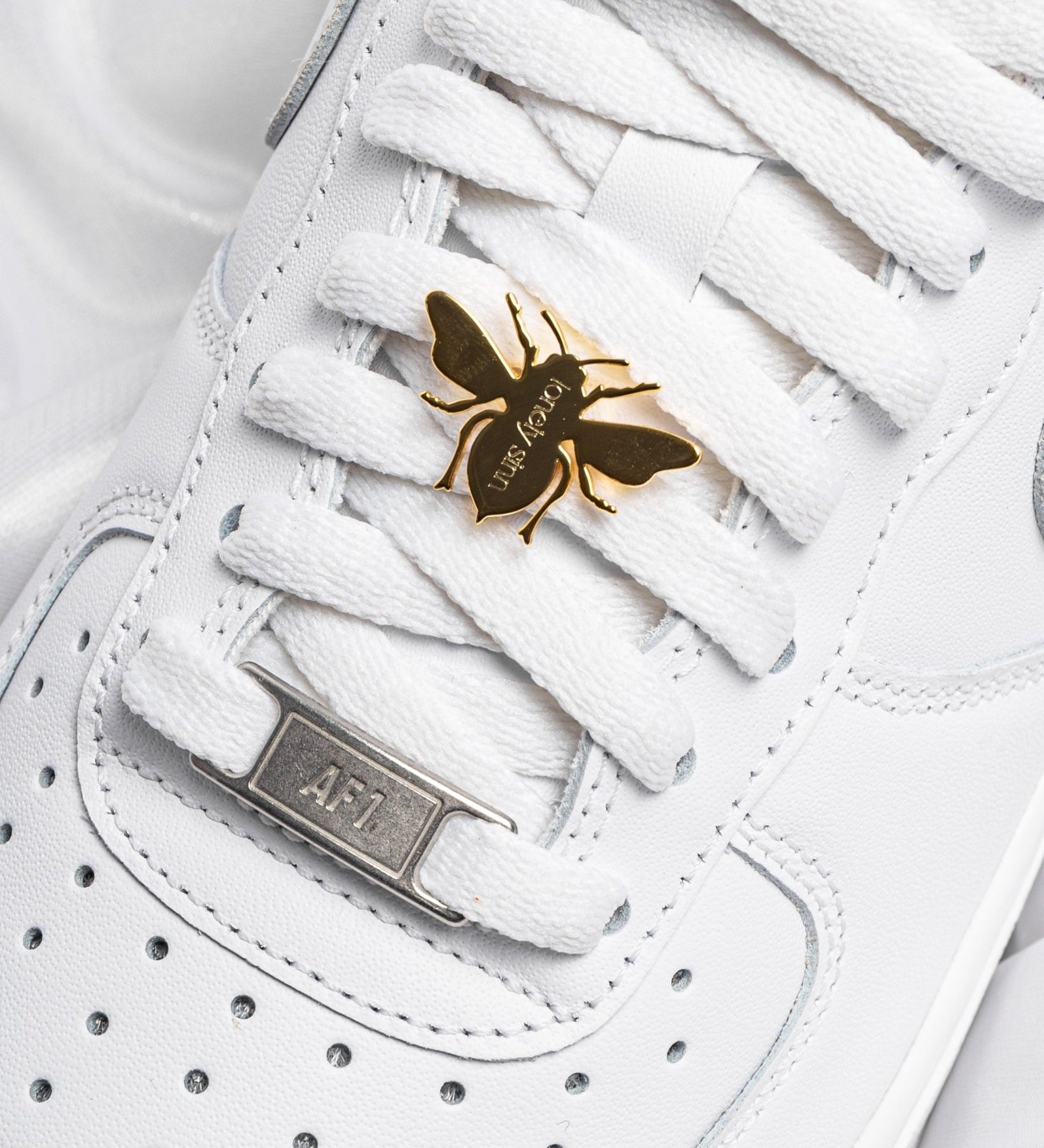 Bee Shoe Pendant Gold - LIKELIHOOD