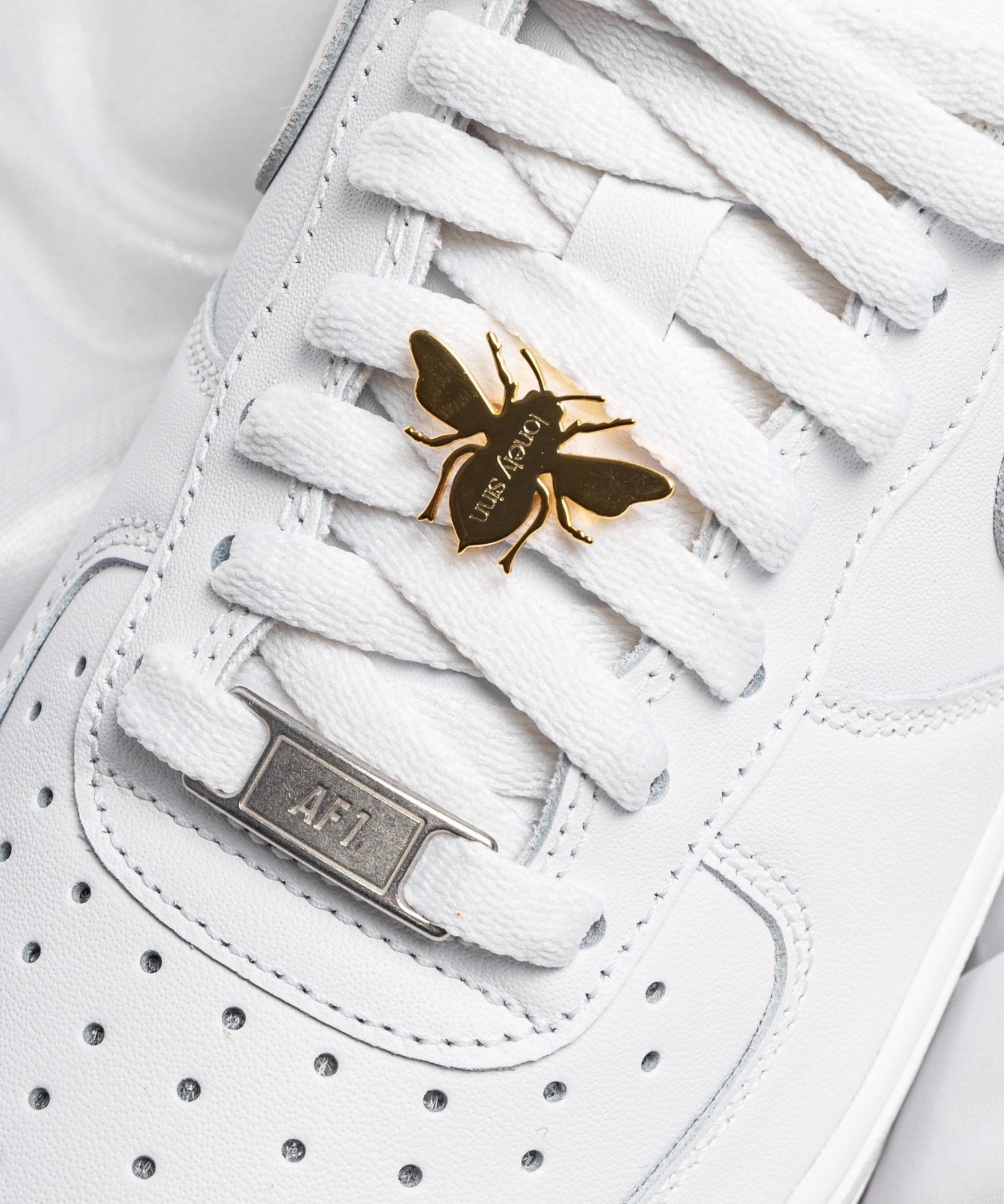 Bee Shoe Pendant Gold - LIKELIHOOD