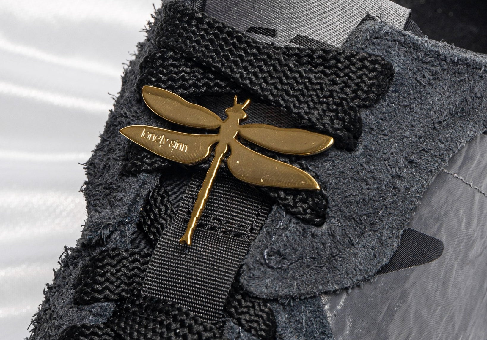 Dragonfly Shoe Pendant Gold - LIKELIHOOD