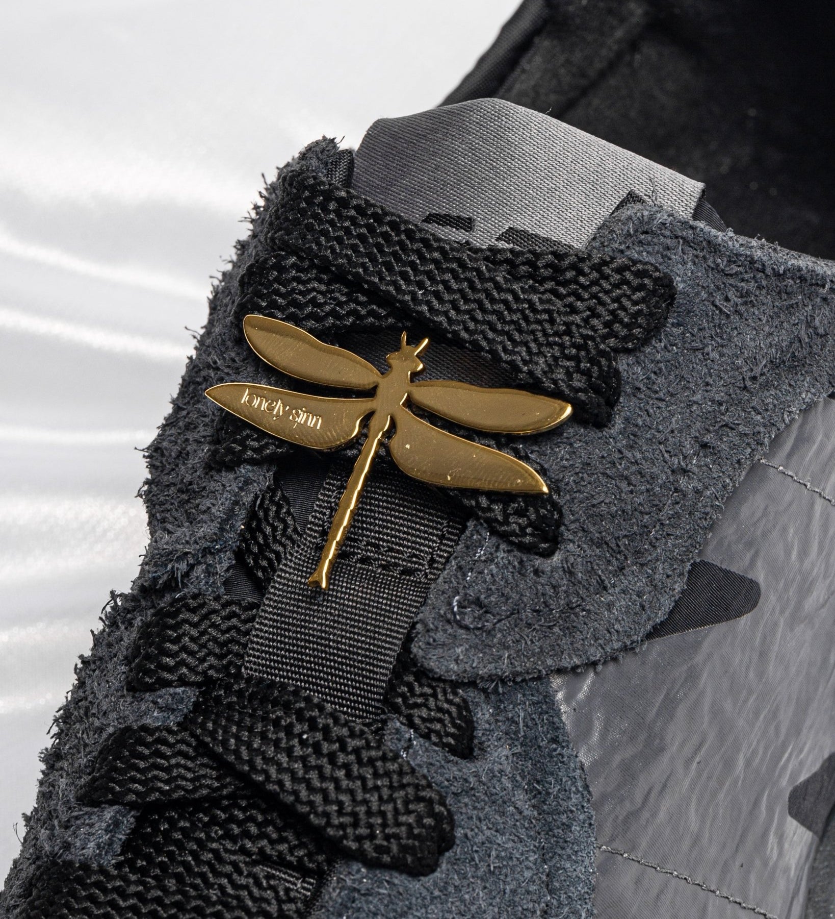 Dragonfly Shoe Pendant Gold - LIKELIHOOD